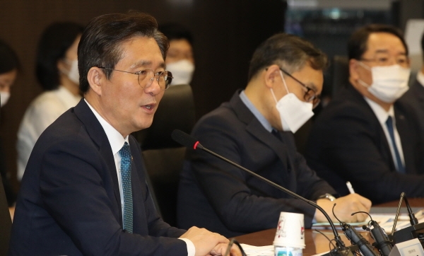 성윤모 산업통상자원부 장관이 11일 오후 서울 중구 대한상의에서 열린 '제2차 포스트 코로나 산업전략 대화'에서 발언을 하고 있다. (사진=연합뉴스)