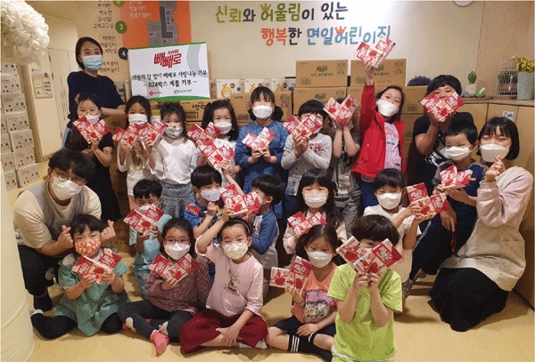 지난 4월28일 서울 중랑구 면목동 밀알복지재단 아동들이 롯데제과로부터 건네받은 막대과자 '빼빼로'를 들어 보이고 있다. (사진=롯데제과)