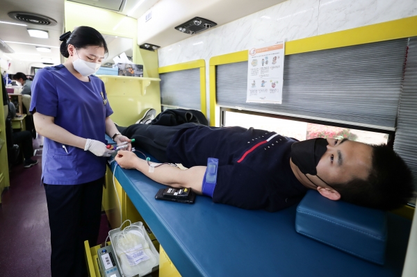 헌혈행사 동참하는 마사회 유도선수단.(사진=한국마사회)