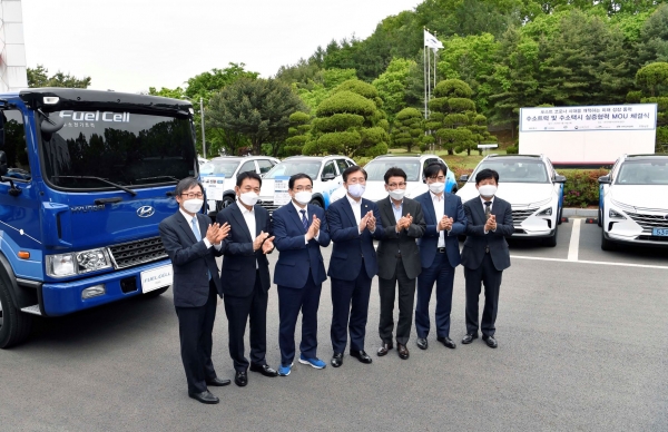 (왼쪽부터) 문재도 수소융합얼라이언스 추진단 회장, 문충석 대덕운수 대표, 허성무 창원시장, 성윤모 산업통상자원부 장관, 김동완 유창상운 대표, 공영운 현대자동차 사장, 허남용 한국자동차연구원장이 수소상용차와 수소택시 보급 활성화를 위한 업무협약을 맺은 뒤 수소청소트럭과 넥쏘 수소택시 앞에서 기념사진을 찍고 있다. (사진=현대자동차)
