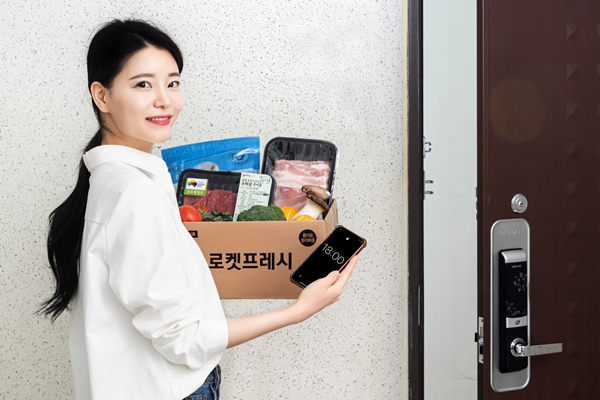 한 직장인이 출근길에 쿠팡에서 주문한 신선식품을 퇴근 후에 현관문 앞에서 들고 집으로 들어가고 있다. (사진=쿠팡)