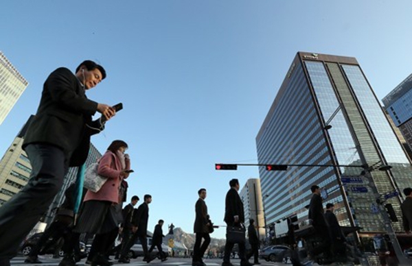 서울 광화문 직장인들의 출근길 모습. (사진=연합뉴스)