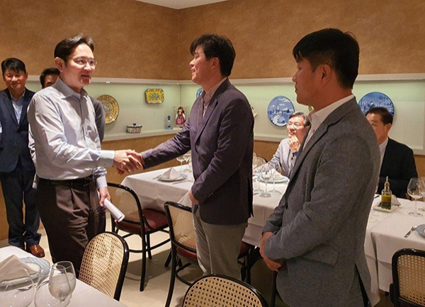 26일(마나우스 현지시간) 이재용 부회장이 브라질 현지 임직원들과 인사를 나누는 모습.(사진=삼성전자)