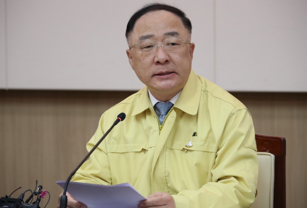 홍남기 경제부총리 겸 기획재정부 장관이 20일 오전 정부서울청사에서 열린 제4차 비상경제 중앙대책본부 회의를 주재하고 있다. (사진=연합뉴스)