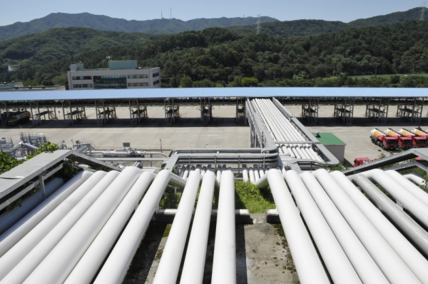 석유 출하대로 뻗어있는 송유관.(사진=대한송유관공사)