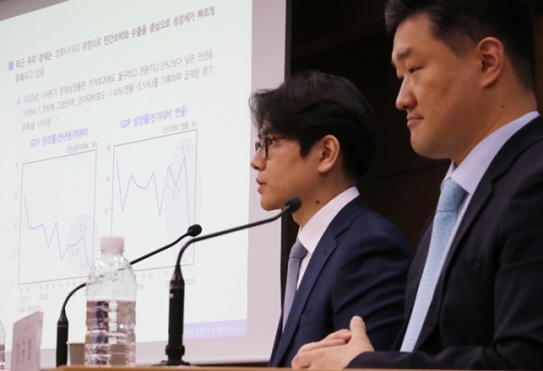 정규철 KDI 경제전망실장(오른쪽)과 조덕상 경제전망실 전망총괄이 세종시 정부세종청사에서 2020년 상반기 경제전망을 발표하고 있다. (사진=연합뉴스)