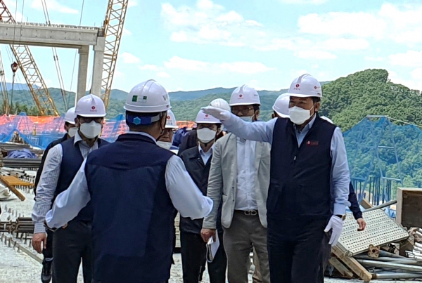 황각규 롯데지주 부회장(오른쪽)이 20일 충북 진천 은암산단에 건설 중인 물류센터 '메가 허브 터미널'에서 롯데글로벌로지스, 롯데건설 관계자들과 함께 공사현장을 둘러보고 있다. (사진=롯데지주)
