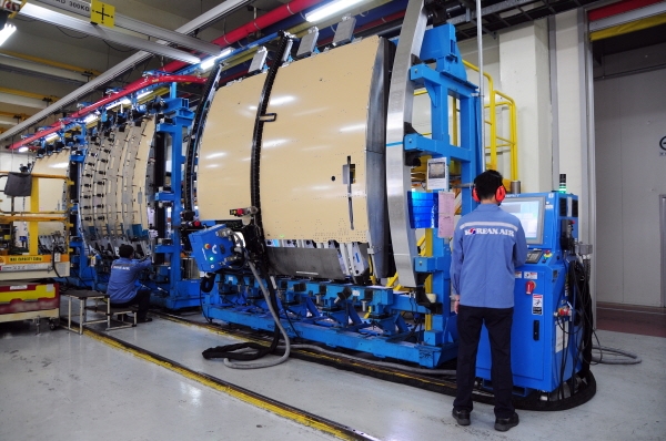 대한항공은 최근 유럽 항공제조업체 에어버스(AIRBUS)사의 자회사인 '에어버스 헬리콥터스'와 A350 항공기 카고 도어(Cargo Door) 후속 물량 공급을 위한 계약을 체결했다고 21일 밝혔다. (사진=대한항공)