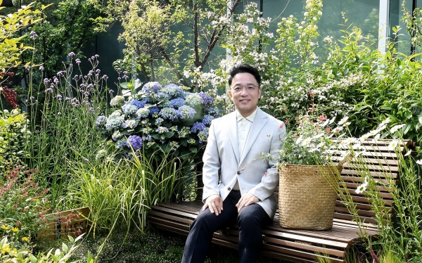 김택진 엔씨소프트 대표가 코로나19로 어려움을 겪고 있는 국내 화훼농가를 돕기 위해 '플라워 버킷 챌린지' 캠페인에 동참했다. (사진=엔씨소프트)