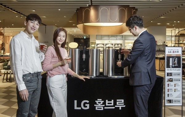 LG전자가 프리미엄 캡슐맥주제조기 'LG 홈브루(LG HomeBrew)'에서 갓 뽑아낸 수제맥주를 시음하는 이벤트를 LG 베스트샵과 백화점 등에서 진행하고 있다. 모델들이 지난 15일 신세계백화점 명동본점에서 'LG 홈브루' 시음행사를 참여하고 있다. (사진=LG전자)