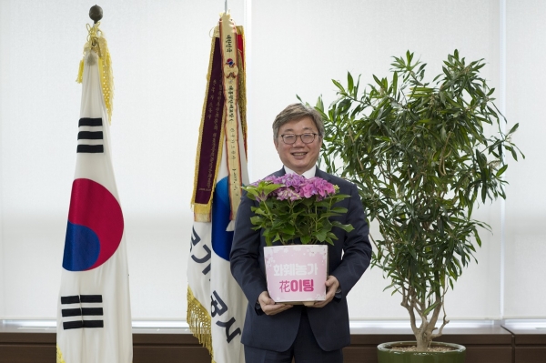 채희봉 한국가스공사 사장이 화훼농가 돕기 캠페인에 참여 했다.(사진=한국가스공사)