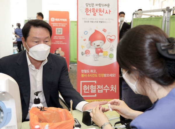 최태원 SK그룹 회장이 28일 서울 중구 SK텔레콤 T타워에서 열린 코로나19 극복 릴레이 헌혈 행사에 예고 없이 방문한 뒤 헌혈에 앞서 문진을 하고 있다. (사진=SK그룹)