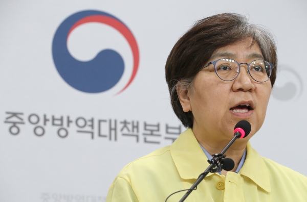 29일 정은경 중앙방역대책본부장(질병관리본부장)이 충북 청주시 질병관리본부에서 코로나19 국내 발생 현황 및 확진 환자 중간조사 결과 등 정례브리핑을 하고 있다.  (사진=연합뉴스)