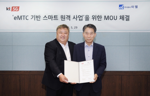계약 체결식에서 이현석 KT 디바이스사업본부장 전무(왼쪽)와 안종율 이엘 회장이 기념촬영을 하고 있다. (사진=KT)