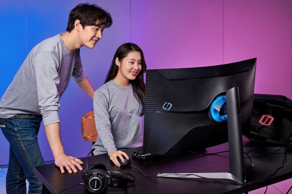 삼성전자 모델이 업계 최초 1000R 곡률을 적용한 커브드 게이밍 모니터 '오디세이 G7' 32형 신제품을 소개하고 있다. (사진=삼성전자)