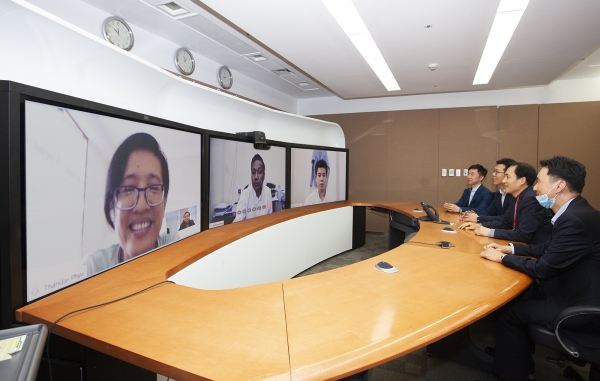 심상수 SK텔레콤 인프라 비즈 본부장(회의석 앞쪽부터 두 번째)이 지난 1일 서울 을지로 T타워에서 에 나잉 모(Ye Naing Moe) 미얀마 국립사이버보안센터 국장(화면 두 번째)과 화상회의를 통해 통합 보안관제시스템 구축 사업을 논의하고 있다. (사진=SK텔레콤)