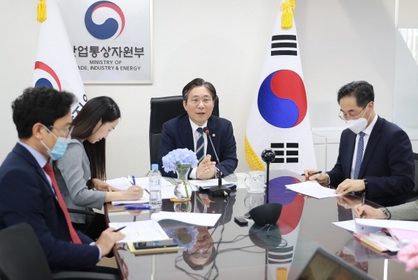 지난달 29일 서울 종로구 정부서울청사에서 앙헬 구리아 OECD 사무총장과 화상회의를 하고 있는 성윤모 산업부 장관. (사진=연합뉴스)