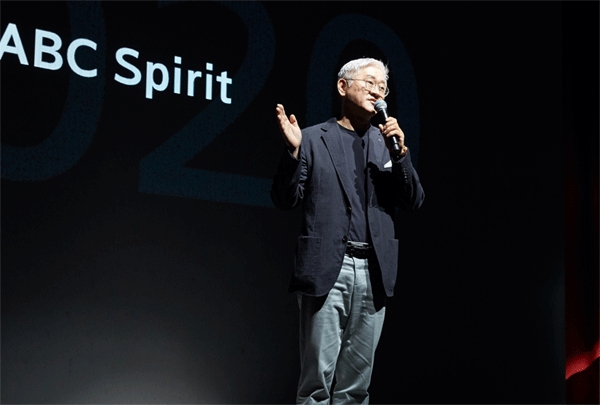 1일 오전 서울 용산구 아모레퍼시픽 본사에서 열린 '에이비시 스피릿(ABC Spirit)'을 선포식에서 서경배 회장이 발표자들을 소개하고 있다. (사진=아모레퍼시픽그룹) 