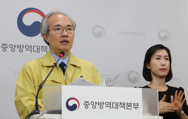 권준욱 중앙방역대책부본부장(국립보건연구원장)이 5월28일 충북 청주시 질병관리본부에서 코로나19 국내 발생현황 및 확진환자 중간조사 결과 등 정례브리핑을 하고 있다. (사진=연합뉴스)