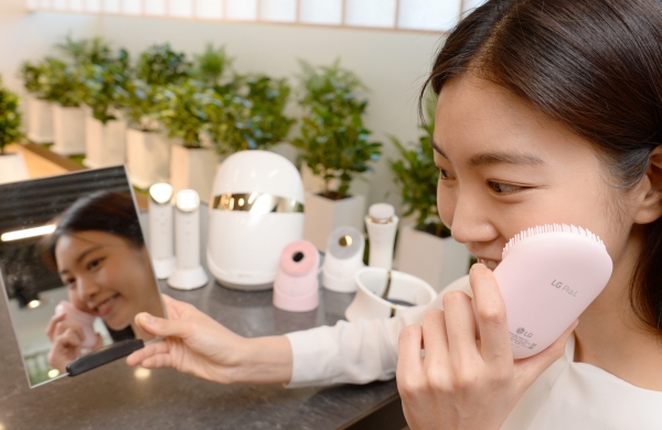 무더위를 앞두고 LG 프라엘 초음파 클렌저 5월 판매량이 전월 대비 두 배에 육박할 정도로 인기를 끌고 있다. 모델이 LG 프라엘 초음파 클렌저를 소개하고 있다. (사진=LG전자)