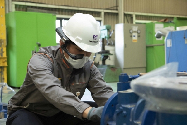 한화토탈 정비팀 직원이 스마트글래스를 활용해 해외 기술선 직원과 커뮤니케이션하며 기계 설비를 보수하고 있다. (사진=한화토탈)