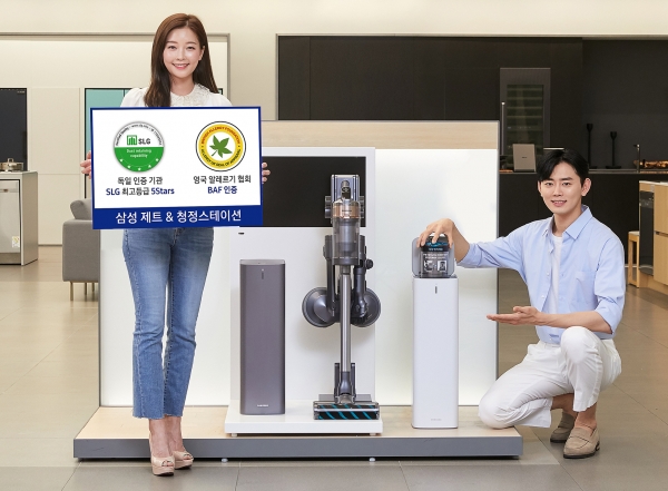 삼성전자 모델이 삼성디지털프라자 강남본점에서 SLG와 BAF인증을 받은 2020년형 프리미엄 무선 청소기 ‘삼성 제트’와 미세먼지 걱정 없이 먼지통을 간편하게 관리할 수 있는 ‘청정스테이션’ 을 소개하고 있다. (사진=삼성전자)