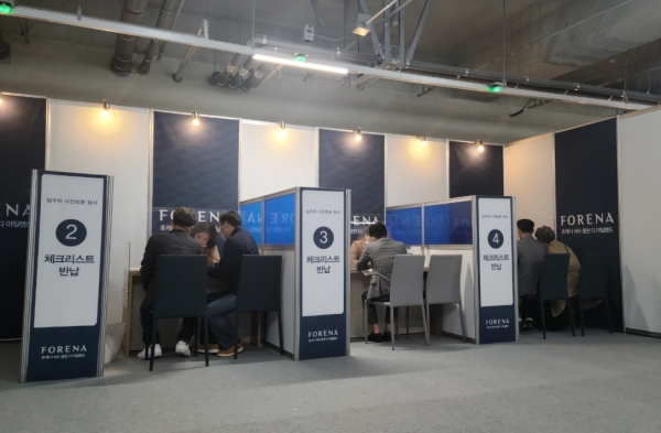 입주 예정자 대상 사전점검에 대해 상담을 진행 중인 모습. (사진= 한화건설)