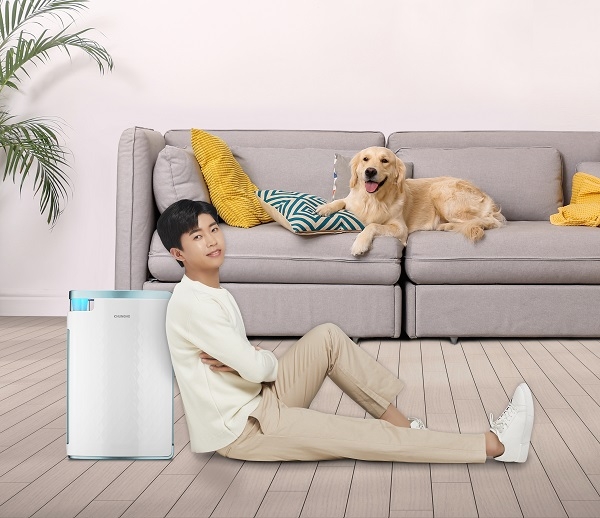 '청호 펫 공기청정기'와 모델 임영웅 연출컷 (사진=청호나이스)