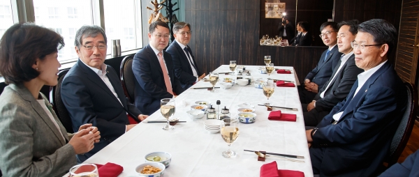 은성수 금융위원장과 윤석헌 금융감독원장을 비롯한 인사들이 5일 오찬간담회를 진행하고 있다. (사진=금융위원회)