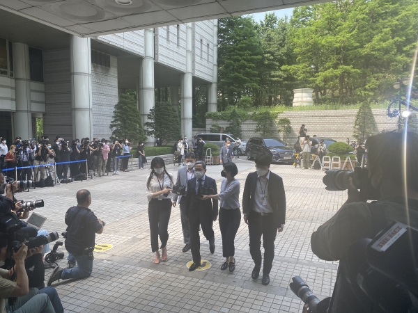 경영권 불법 승계 의혹을 받는 이재용 삼성전자 부회장이 8일 오전 구속영장 실질심사를 받기 위해 서초구 서울중앙지방법원에 출석하고 있다. (사진=오세정 기자)