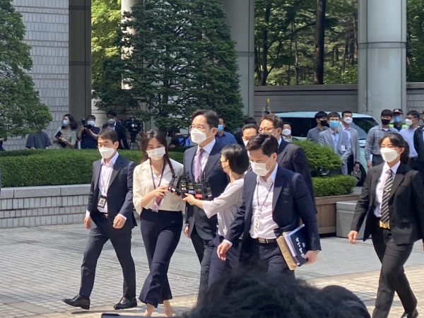 경영권 불법 승계 의혹을 받는 이재용 삼성전자 부회장이 8일 오전 구속영장 실질심사를 받기 위해 서초구 서울중앙지방법원에 출석하고 있다. (사진=오세정 기자)