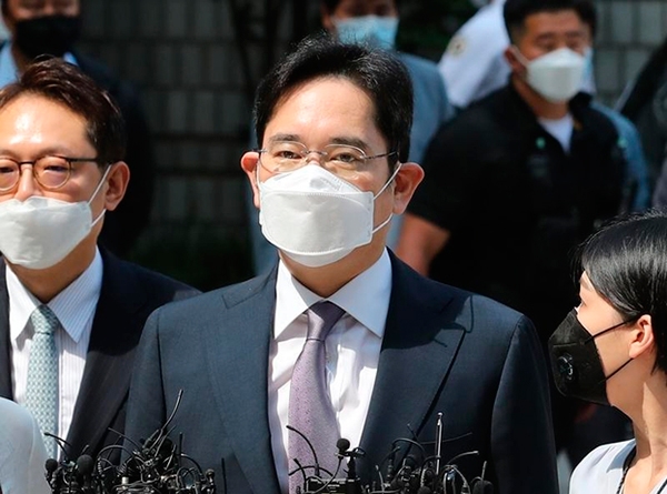 불법 경영 승계 의혹을 받는 이재용 삼성전자 부회장이 8일 오전 서초구 서울중앙지방법원에서 열린 영장실질심사에 출석하고 있다.(사진=연합뉴스)