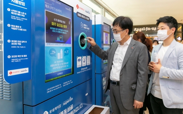 김교현 롯데케미칼 대표이사(왼쪽)가 서울 잠실 롯데월드타워에서 폐플라스틱 수거 캠페인에 참여하고 있다. (사진=롯데케미칼)