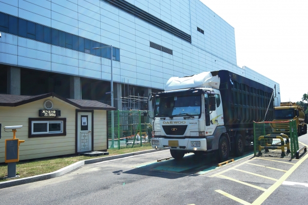 폐기물 무게를 측정중인 트럭 (사진=삼성전자)