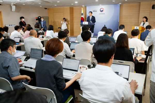 은성수 금융위원장이 11일 정부서울청사 합동브리핑실에서 출입기자단 간담회를 진행하고 있다. (사진=금융위원회)