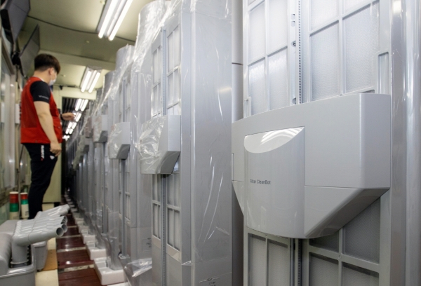 '4단계 청정관리'로 호평받고 있는 LG 휘센 에어컨 판매가 늘며 풀가동 중인 경남 창원의 생산라인 모습. 한 직원이 LG 휘센 에어컨에 탑재된 필터클린봇을 살펴보고 있다. (사진=LG전자)