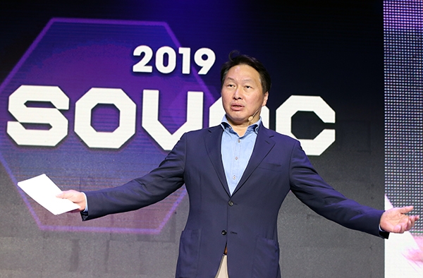 최태원 SK회장이 지난해 5월 28일 서울 광장동 그랜드워커힐 호텔에서 사회적 가치를 주제로 열린 국내 첫 민간축제 '소셜밸류커넥트 2019' 행사의 마무리 발언을 하고 있다. (사진=SK그룹)