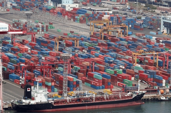 부산항 감만 부두에 수출입 컨테이너가 쌓여 있다.(사진=연합뉴스)