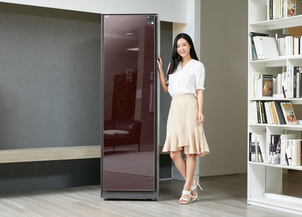 삼성전자 모델이 수원 삼성전자 디지털시티 프리미엄하우스에서 의류청정기 '에어드레서' 신규 색상인 '버건디 미러'를 소개하고 있다. (사진=삼성전자)