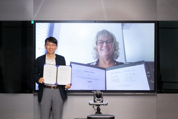 조돈현 마이써니 사장과 로라 롱코어 MS 글로벌 러닝 총괄부사장(모니터 안 왼쪽)이 16일 SK 구성원의 인공지능(AI) 및 디지털전환(DT) 분야 전문역량 양성을 목적으로 한  'SK-MS 교육협력에 관한 양해각서'를 체결한 뒤  양사간 협력을 다짐하고 있다. (사진 =SK제공)