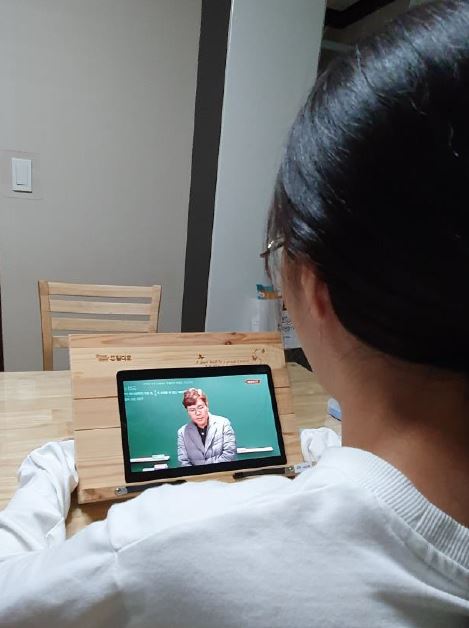 청소년이 태블릿 PC로 수업을 받고 있다.(사진=대한송유관공사)