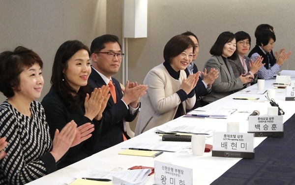 진선미 여성가족부 장관(왼쪽 네 번째)이 지난 18일 정부서울청사에서 열린 '유리천장을 깬 여성임원 및 멘토 간담회'에서 참석자들의 소개에 박수를 치고 있다. (사진=연합뉴스)
