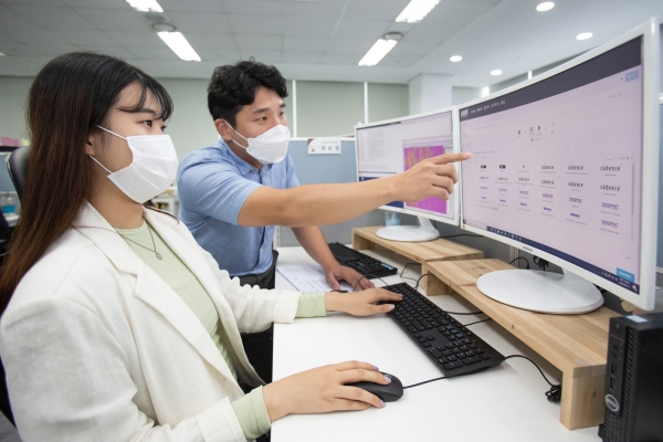 국내 팹리스 업체 '가온칩스' 직원과 삼성전자 임직원이 '통합 클라우드 설계 플랫폼(SAFE Cloud Design Platform, SAFE-CDP)'으로 칩 설계를 진행하고 있다. (사진=삼성전자)