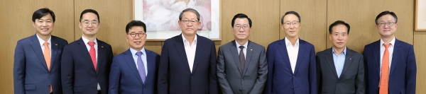 이병래 한국공인회계사회 대외협력부회장(왼쪽부터), 나철호 한국공인회계사회 선출부회장, 반원익 중견기업연합회 상근부회장, 강호갑 중견기업연합회 회장, 김영식 한국공인회계사회 회장, 정구용 상장회사협의회 회장, 이기헌 상장회사협의회 상근부회장, 정우용 상장회사협의회 정책부회장이 18일 기념사진을 촬영하고 있다.(사진=한국공인회계사회)