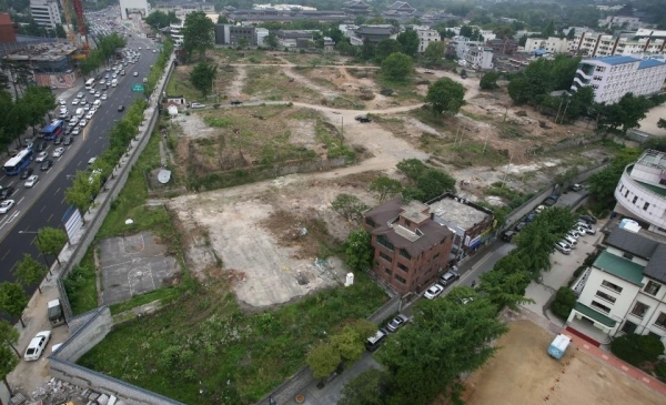 19일 서울시와 항공업계에 따르면 삼청동 등 인근 지역 주민 400여 명은 지난 17일 송현동 부지를 문화공원으로 만들겠다는 서울시의 안이 민주주의 원칙에 어긋난다는 내용이 담긴 의견서를 제출했다. (사진=대한항공)