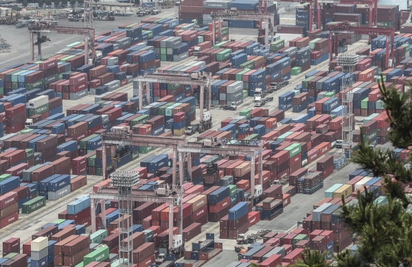 지난 1일 부산항 신선대부두에 컨테이너가 가득 쌓여 있다.(사진=연합뉴스)