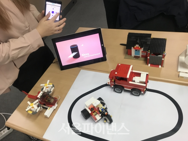 16일 벤처기업협회가 서울 여의도 중소기업중앙회에서 진행한 우수벤처 기업설명회(IR) 홍보부스에서 럭스로보 관계자가 제품을 시연하고 있다. (사진=오세정 기자)<br>