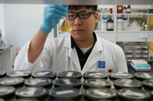 종근당 효종연구소 연구원이 천연물 소재의 성분분석을 위한 시료를 제조하고 있다. (사진=종근당)