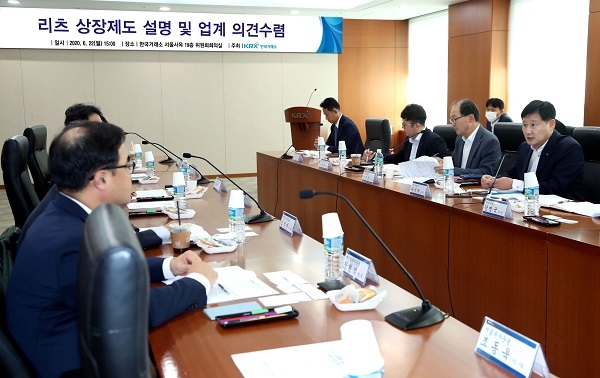 라성채 한국거래소 유가증권시장본부장보(오른쪽 첫번째)가 간담회에 앞서 인삿말을 하고 있다.(사진=한국거래소)