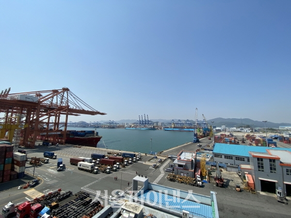 한국선주협회는 파나마운하청과 주한 파나마대사관에 공식 서한을 보내 신종 코로나바이러스 감염증(코로나19) 사태 장기화로 어려움을 겪는 해운업계를 위해 파나마운하 통행료를 한시적으로 인하해 달라고 요청했다고 23일 밝혔다. 부산신항만. (사진=주진희 기자)